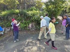 集合場所に集まっている参加者たち（大利）