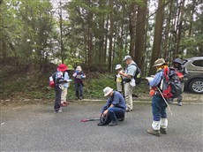 出発の準備を整える参加者たち（大利）