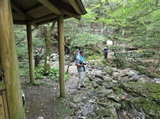 サイの河原を散策する参加者たち（大利）